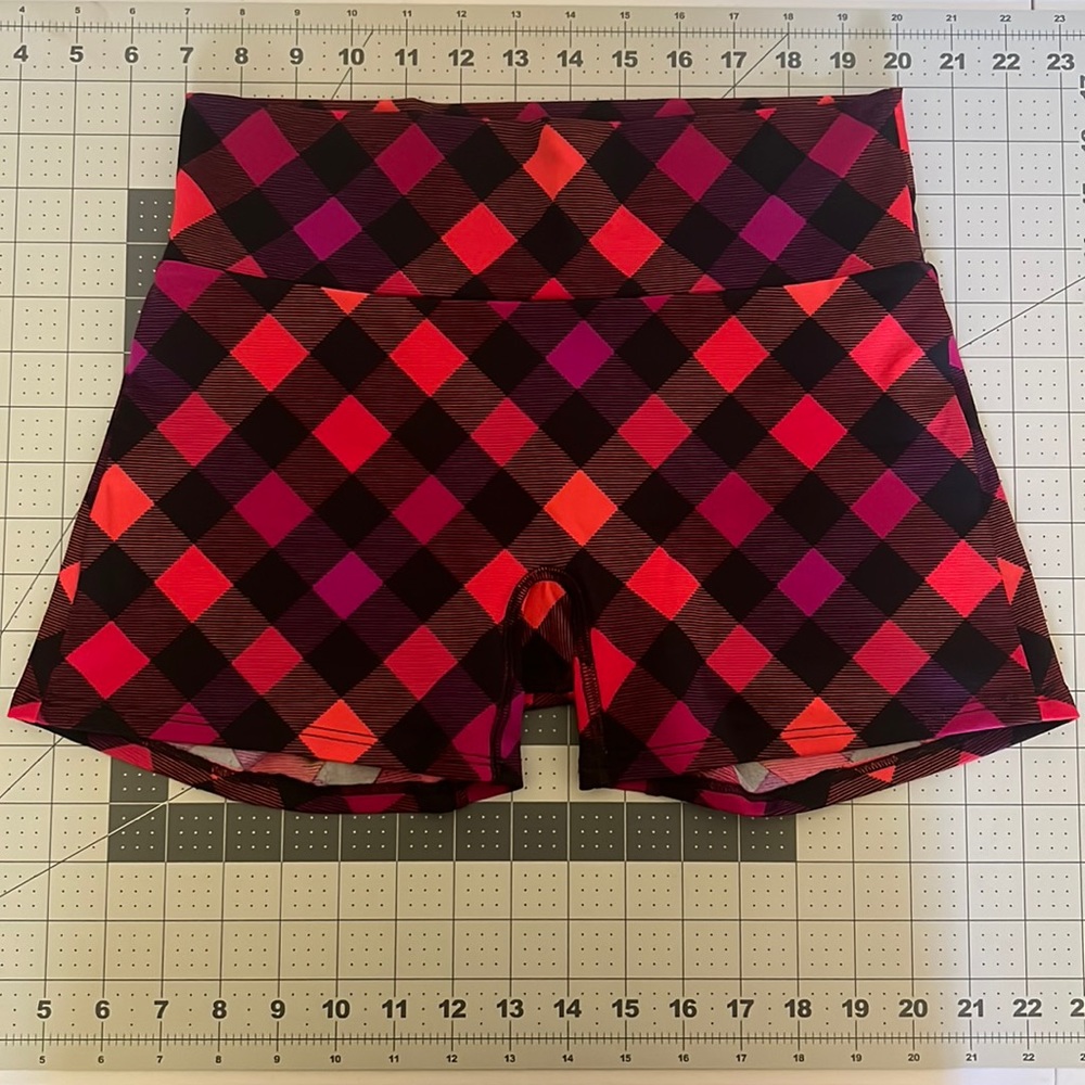 K. DEER yoga shorts, size Small
